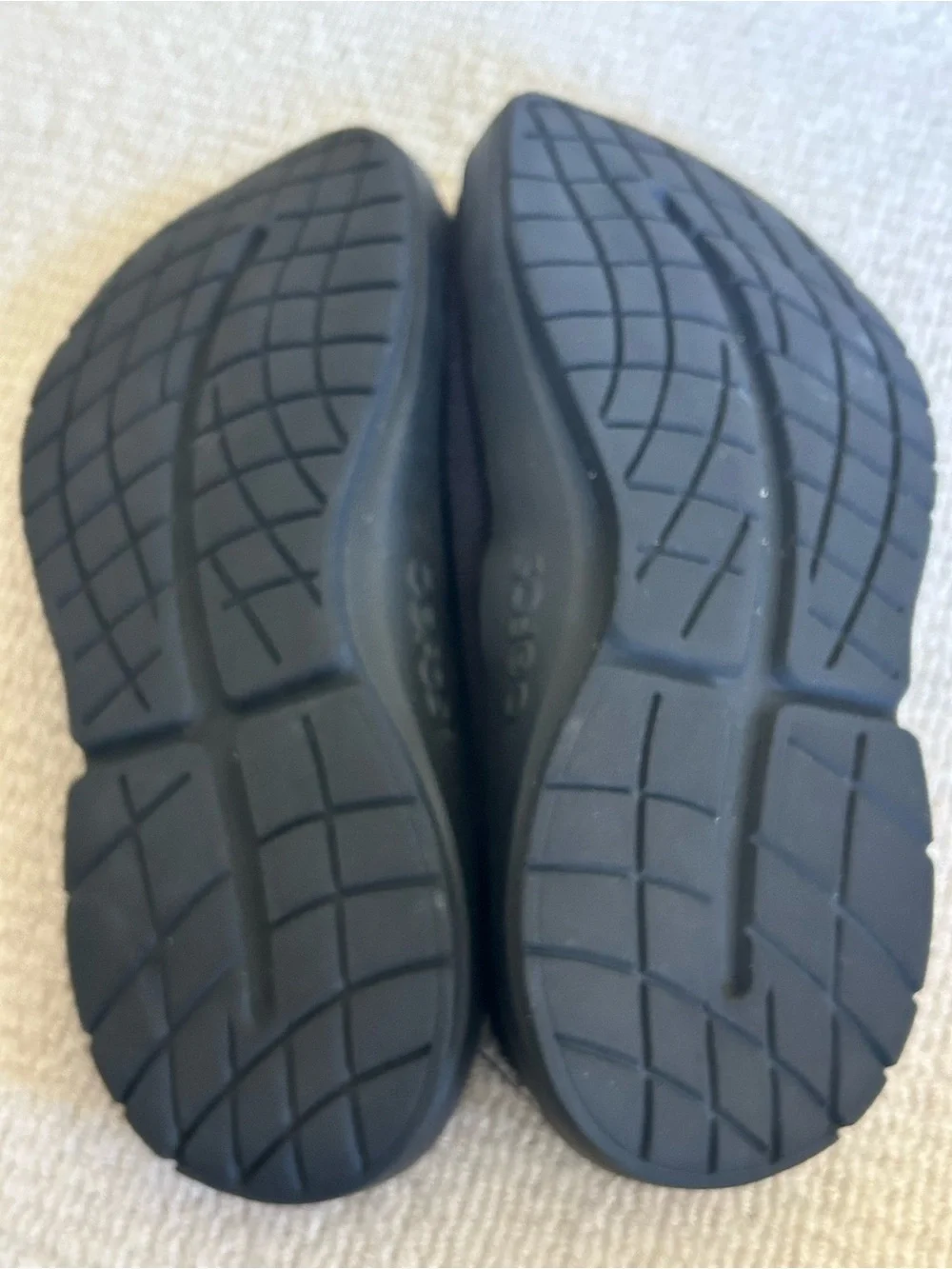 OOFOS Mens  Black Slip-On Slippers with Green Insole